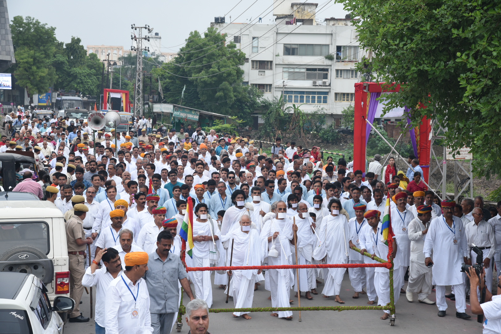 acharya shivmuni उदयपुर में आचार्य डॉ. शिवमुनि का महाप्रज्ञ विहार में चातुर्मासिक प्रवेश, अगवानी को उमड़े शहरवासी