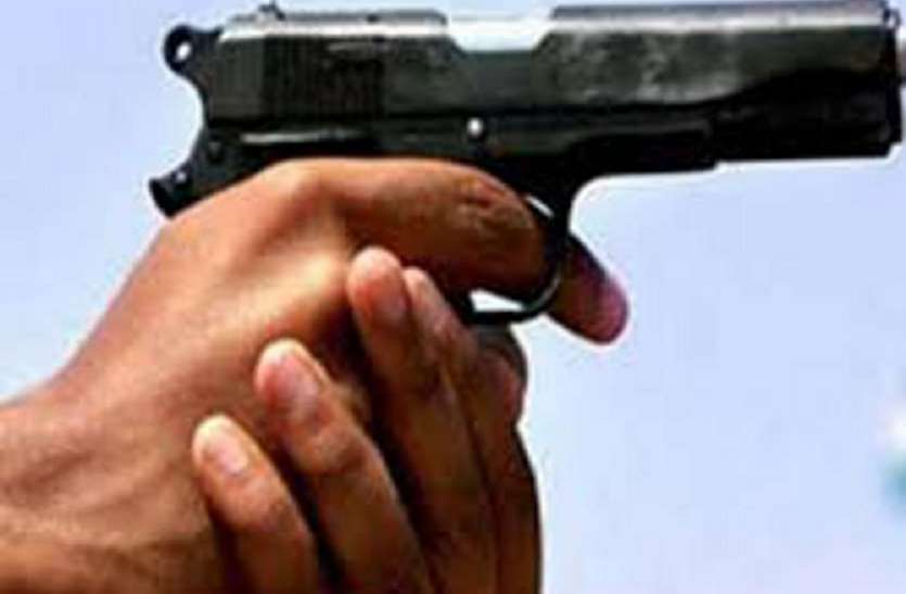Demanded 50000 from lady teacher on gun point दबंगों ने तमंचे के बल पर शिक्षिका से मांगी 50 हजार की रंगदारी