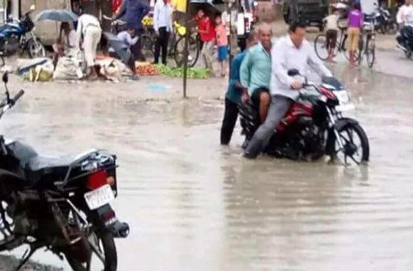 SULTANPUR गंदे पानी का तालाब बन गई सड़क, चुनाव के बाद से गायब हैं विधायक