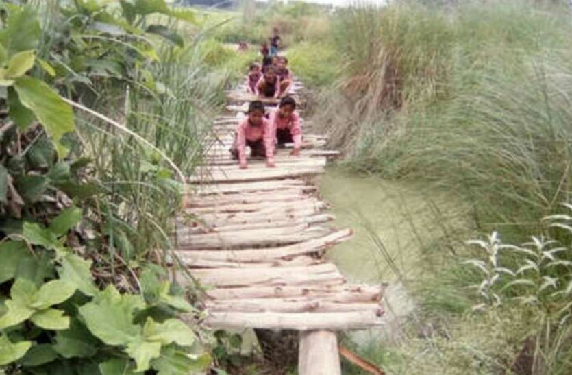 Kids crosses deadly bridge for school in Sultanpur इक्कीसवीं सदी में भी इस जानलेवा पुल से सफर करते हैं देश के नौनिहाल, माननीयों का नहीं गया ध्यान