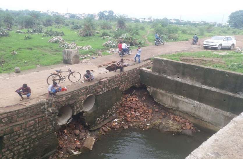 bhopal, bhopal news, bhopal patrika, patrika news, patrika bhopal, bhopal mp, latest hindi news, situation after barish, sadak, kharab sadak, mousam, weather, bhopal weather, roots of bhopal, bhopal roote, be carefull on this roote,