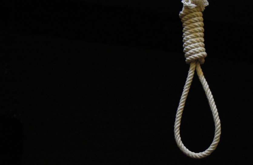 hang फांसी पर लटकी हुई मां के पैर हिलाकर दूध मांगता रहा नन्हा बच्चा, लेकिन अफसोस अब उसे कभी मां का प्यार नहीं मिलेगा