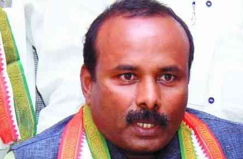 mayor महापौर के आश्वासन पर ग्रामीणों का प्रदर्शन खत्म