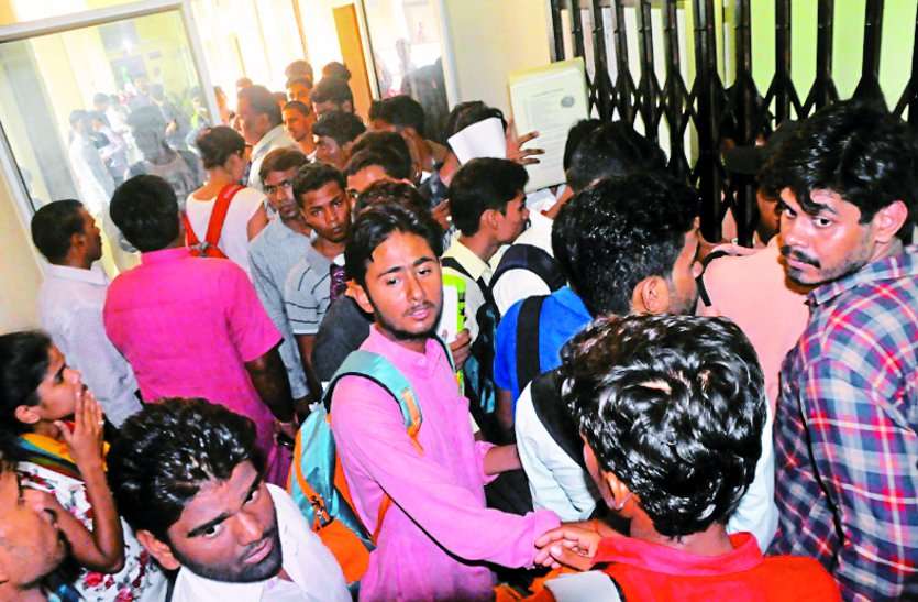 student छात्रों ने यूनिवर्सिटी में मचाया उपद्रव,प्रशासन के उड़े होश