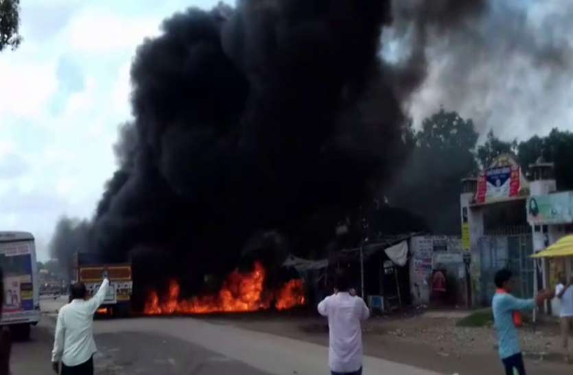 Jaunpur Road Accident जौनपुर में ट्रेलर ने सात लोगों को कुचला पांच की मौत, गुस्सायी भीड़ ने लगायी आग