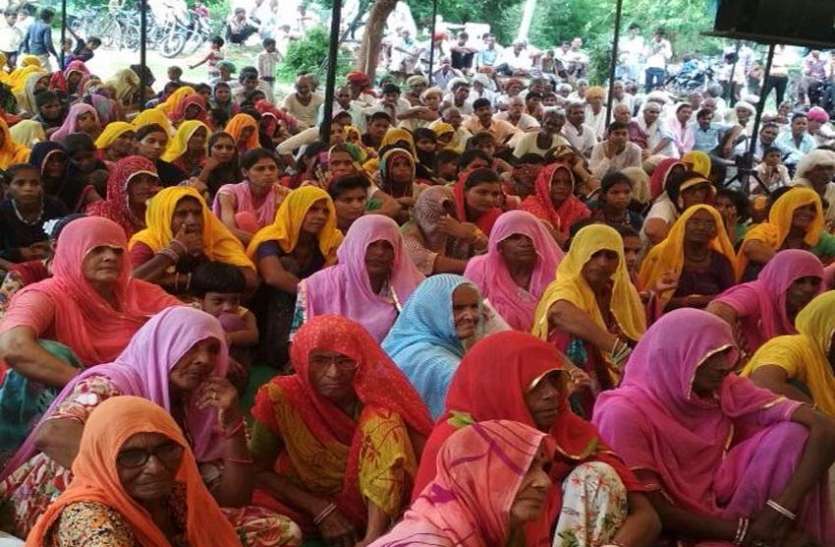 False devotees in satsang, decorated tableau सत्संग में झूमे श्रद्धालु, सजाई झांकी