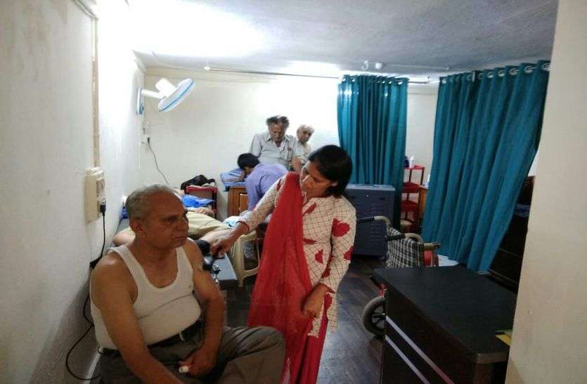 patrika जैन संत की प्रेरणा से खुला फिजियोथेरेपी सेंटर, पैसा नहीं दुआएं कमा रहा