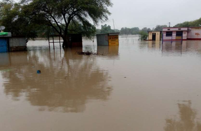 heavy rain झमाझम बारिश से नदी-नालों में आया उफान, निचली बस्तियों में भरा पानी