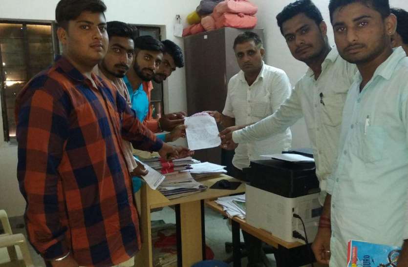 giving memorandum 'राजकीय महाविद्यालय में व्याख्याताओं के रिक्त पद भरो'