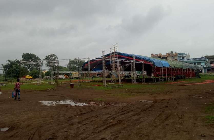 Capture of tents operator on stadium for two months दो माह से स्टेडियम पर टेंट संचालक का कब्जा