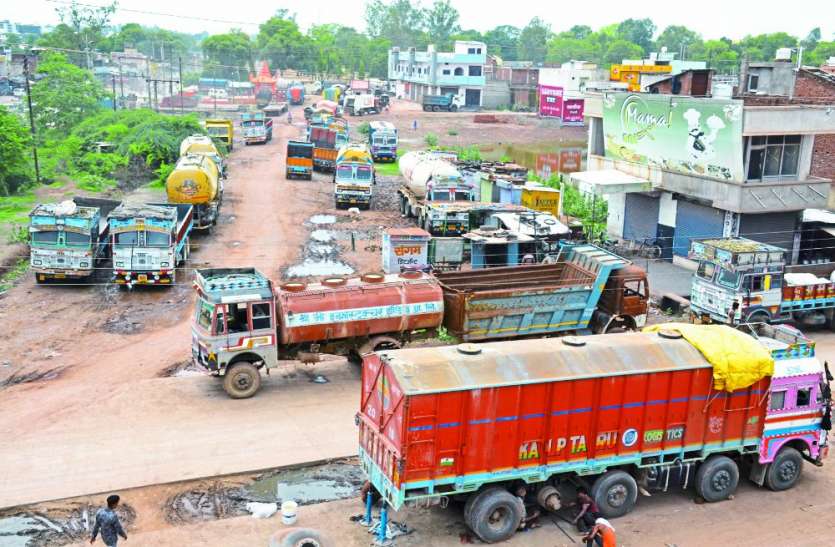 national truckers strike: enters 4th day gets mixed response in satna चौथे दिन भी जारी रही ट्रकों की हड़ताल, नहीं आए बाहर के ट्रक, बाजार में असर, रोजाना करोड़ों का नुकसान