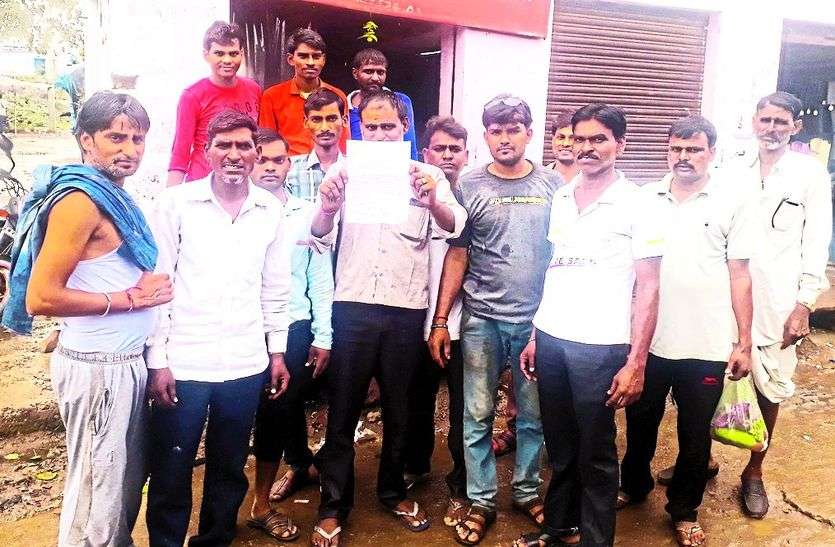 बनवाने के लिए मांग करते ग्रामीण। सात दिन का अल्टीमेटम दिया