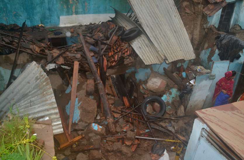 damage house जिनके मकान गिरे उन्हें राहत तो दूर, सुध लेने भी नहीं पहुंचे अधिकारी