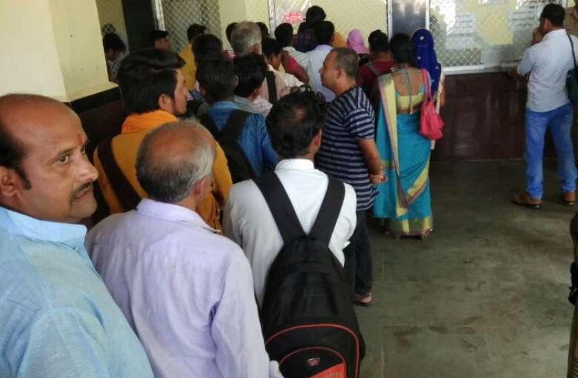 No tickets available railway station reservation counters closed रेलवे स्टेशन पर नहीं मिल रहे टिकट, आरक्षण काउंटर दो सप्ताह से बंद