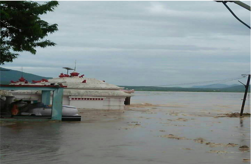 flood in odisha ओड़िशा में आफत बनी बारिश,नदियां बह रही खतरे के निशान से ऊपर,जलमग्न हुए मंदिर