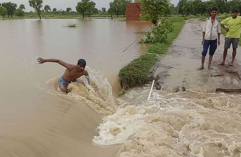heavy rain यहां बारिश किसानों के लिए किसी आफत से कम नहीं, प्रशासन भी सो गया