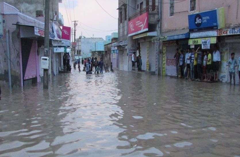 churu rain news राजलदेसर में पौने घंटे तक मूसलाधार, कस्बा बेहाल, घरों-दुकानों में भरा पानी