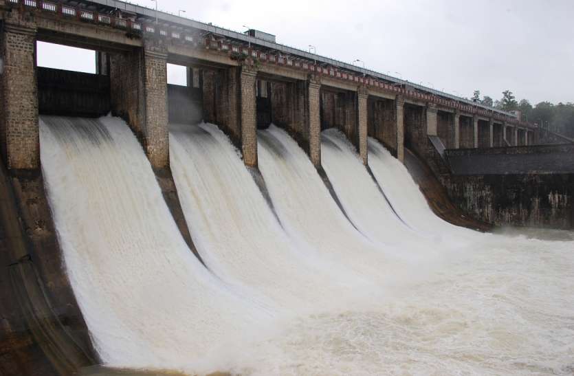 Five gates of Satpura dam opened सतपुड़ा डैम के पांच गेट खोलकर 17 हजार क्यूबिक फीट पानी तवा में छोड़ा