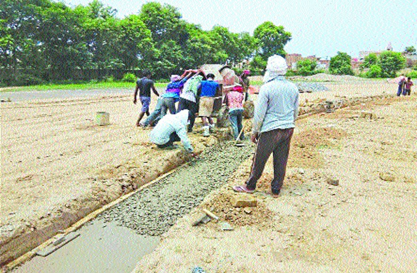stadium धीमी गति से बन रहा सिंथेटिक ट्रैक