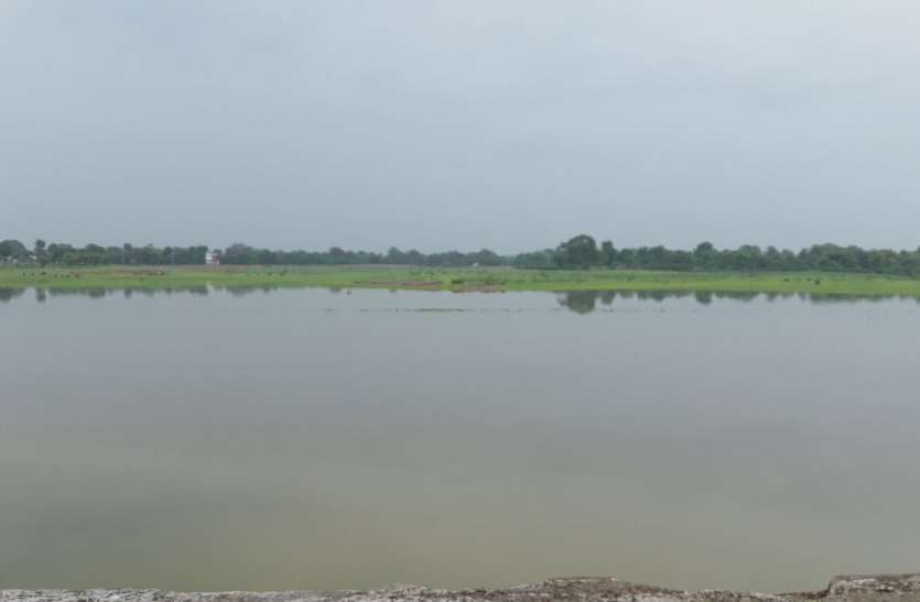 Mahendra Sagar pond rain water महेन्द्रसागर तालाब में दिखने लगा पानी, लोगों को भाने लगीं हिलोरें