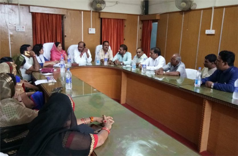 Being disturbed by the rain, but the meeting going on in the municipal बारिश से शहर रहा परेशान, लेकिन नगरपालिका में चलती रही बैठक