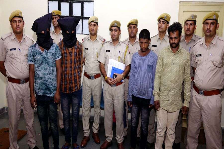 दिन दहाड़े राह चलते लूटते थे मोबाइल, अब चढ़े पुलिस के हत्थे