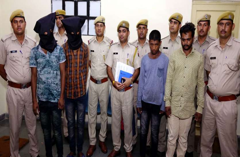 दिन दहाड़े राह चलते लूटते थे मोबाइल, अब चढ़े पुलिस के हत्थे दिन दहाड़े राह चलते लूटते थे मोबाइल, अब चढ़े पुलिस के हत्थे