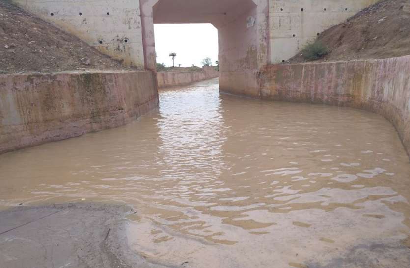 Underground water, people get annoyed अण्डरपास में भरा पानी, लोग परेशान