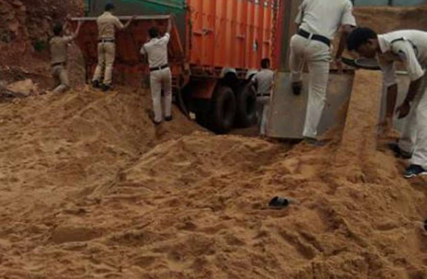 Three truck seized illegal sand transport अभ्यारण्य क्षेत्र में अवैध रेत परिवहन करते तीन ट्रक जप्त
