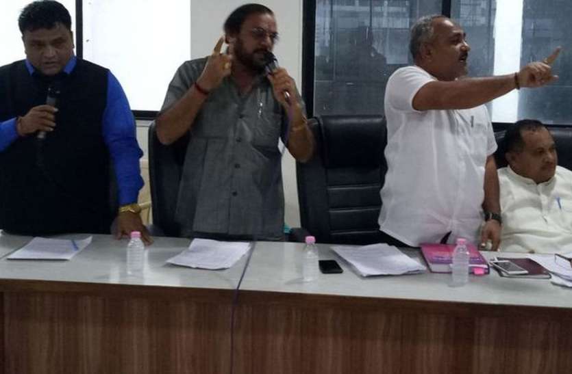 patrika पूर्व अध्यक्ष के स्टेज पर बैठने को लेकर विरोध