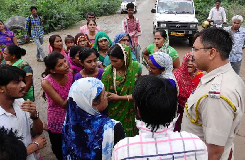 People stumble upon the road to water पानी के लिए सडक़ पर जाम, तो हाथापाई पर उतरे लोग