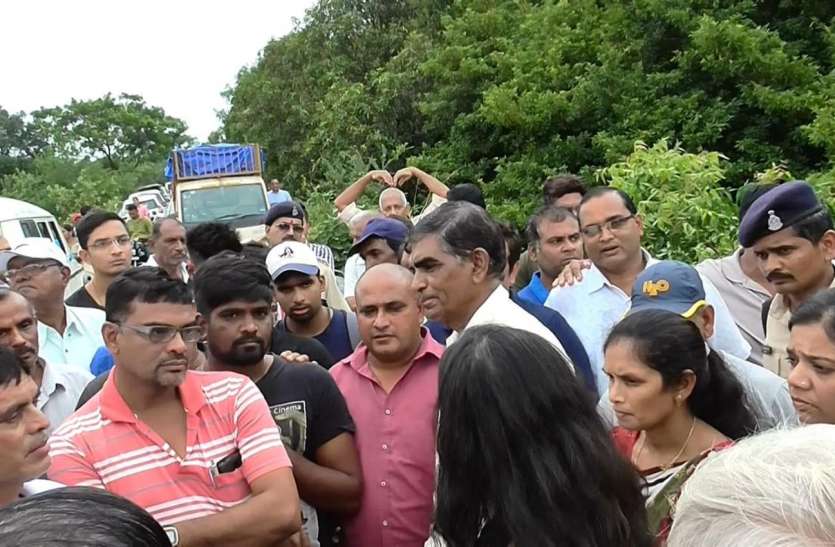 patrika अधिकारियों के समझाने पर भी नहीं माने किसान