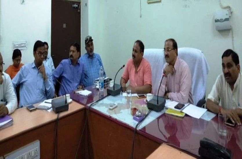 जानकारी लेते संसदीय सचिव जितेन्द्र गोठवाल। स्वीकृत विकास कार्यों में तेजी लाने के निर्देश