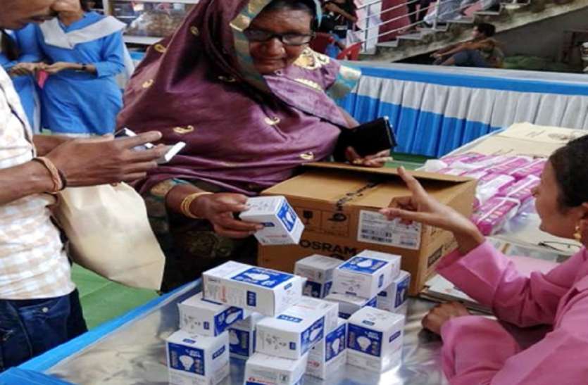Chandrakal has developed economic status by selling LED and Doona leaf एलईडी और दोना पत्तल बेचकर चंद्रकला ने सुधारी आर्थिक स्थिति
