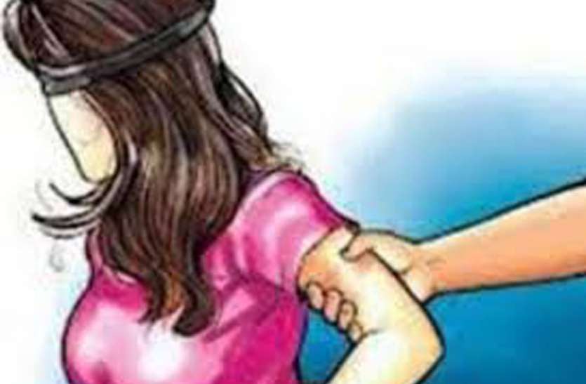 flirting with minor girl in chirgaon jhansi किशोरी जा रही थी खाना देने, तभी युवकों ने किया ये गंदा काम