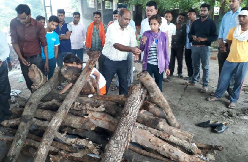 Daughters crying at their funeral रोते बिलखते बेटियों ने अपने पिता का किया अंतिम संस्कार