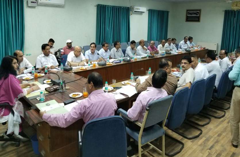 preparation for plantation are not well in jhansi वृक्षारोपण की तैयारी पर कमिश्नर भड़कीं, बोलीं- क्या एक दिन में खोदे जाएंगे हजारों गड्ढे