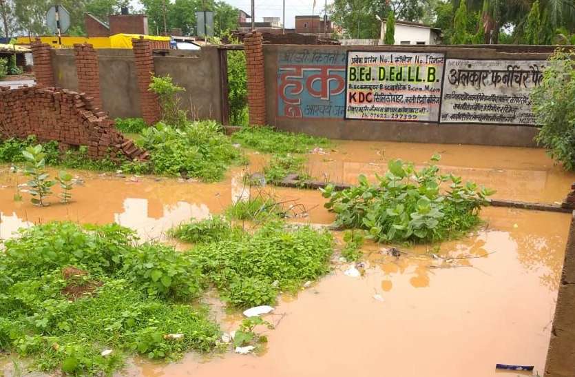 drainage closure, drained water in 6 houses in midnight लघु उद्योग भारती सचिव ने बंद की निकासी, आधी रात 6 घरों में भरा नाली का पानी