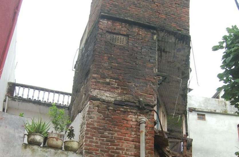 When the wall started falling, then Napa did this damaged buliding : जब गिरने लगी दीवार तब नपा ने ये किया...