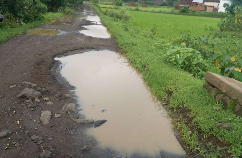 Students from school to mud and mud कीचड़ व दलदल से स्कूल जाते हैं विद्यार्थी