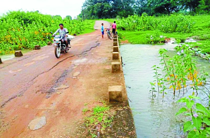 Road up Pull down सड़क ऊपर पुल नीचे, बारिश में ऊपर बहता है पानी
