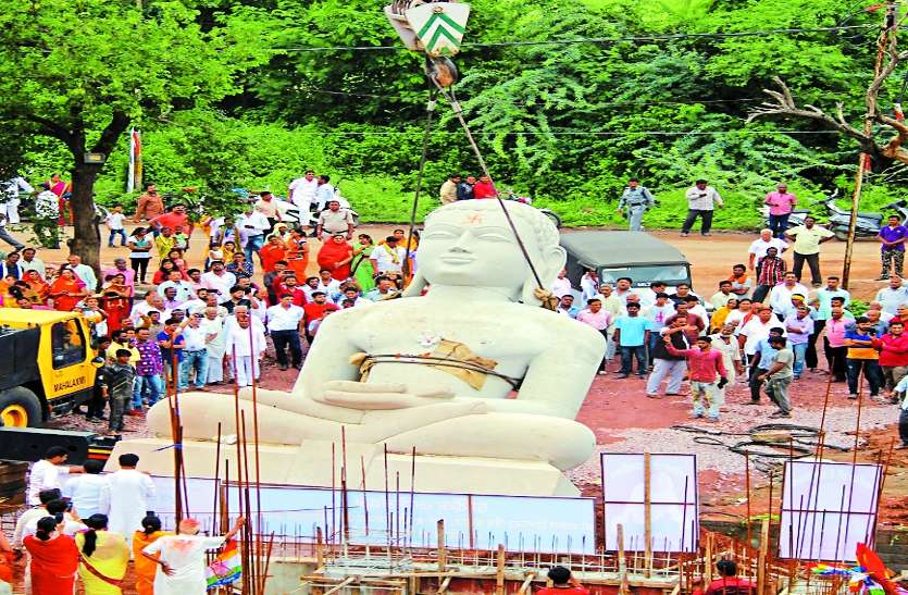 patrika 56 पहियों वाली गाड़ी में 25 दिन का सफर करके सौ टन वजनी भगवान चंद्रप्रभ पहुंचे दुर्ग, स्पेशल क्रेन से वेदी में बिठाने लगे पूरे 7 घंटे