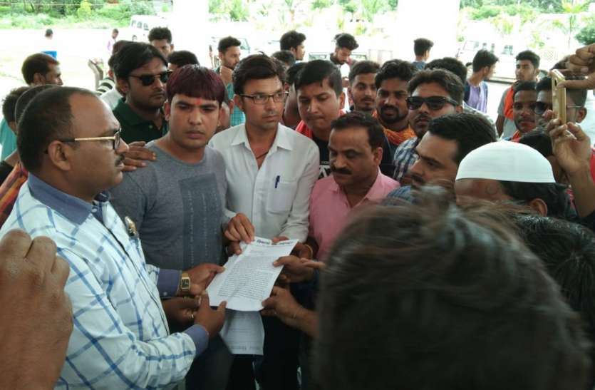 Warning: If the problems are not resolved then the road will perform चेतावनी: समस्याओं का समाधान नहीं हुआ तो सड़क पर करेंगे प्रदर्शन