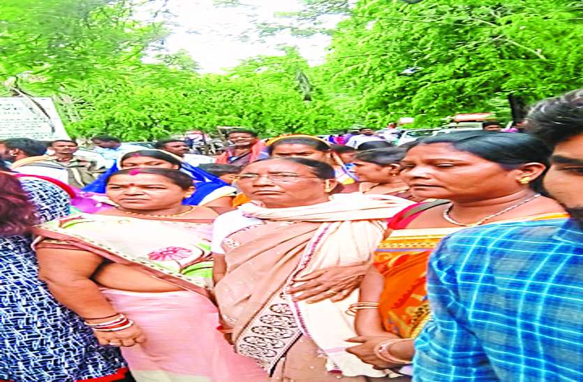 gyapan स्कूल की जमीन पर अवैध कब्जा, जनपद सदस्य पर ग्रामीणों ने लगाया आरोप