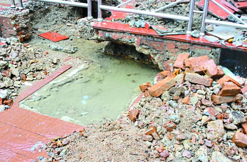 pipeline broken स्टेशन के बाहर टूट गई पाइप लाइन, रोजाना बह रहा सैकड़ों गैलन पानी