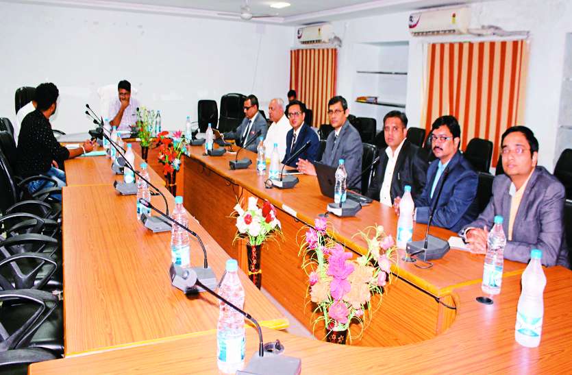 Smart city presentation शहर को स्मार्ट बनाने चार कंपनियों ने दिए प्रेजेंटेशन, टेंडर नियम शर्त पर खरे उतरे दो बड़े ग्रुप