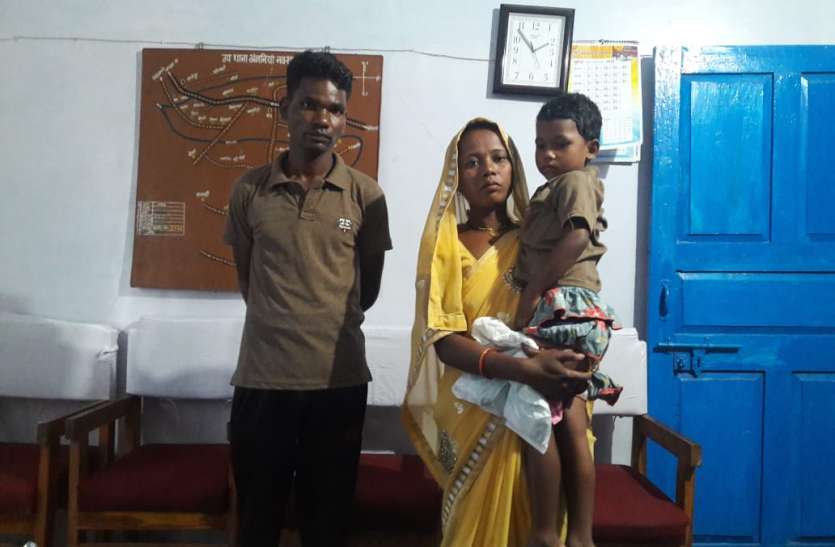 Daughter's love ends the parents' distance बेटी के प्यार ने खत्म की माता-पिता की दूरी