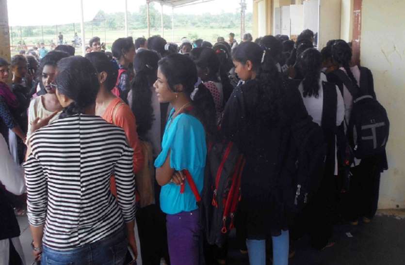 balaghat news कॉलेज में मिलेगा निशुल्क प्रवेश, छात्रवृत्ति का पता नहीं
