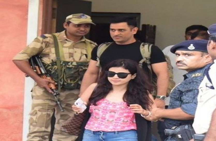 indore एनसीपी नेता प्रफुल्ल पटेल की बेटी की शादी में शामिल होने साक्षी संग पहुंचे धोनी