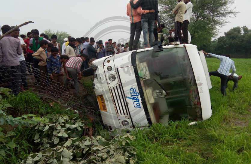 Road accident in bhilwara स्कूली बस का स्टेयरिंग हुआ फेल, गड्ड़े से उतर कर पलटी, आठ विद्यार्थी हुए घायल
